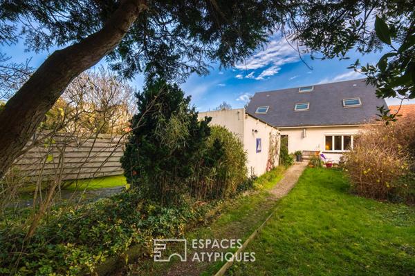 Maison restructurée à l’esprit bohème avec jardin et garage