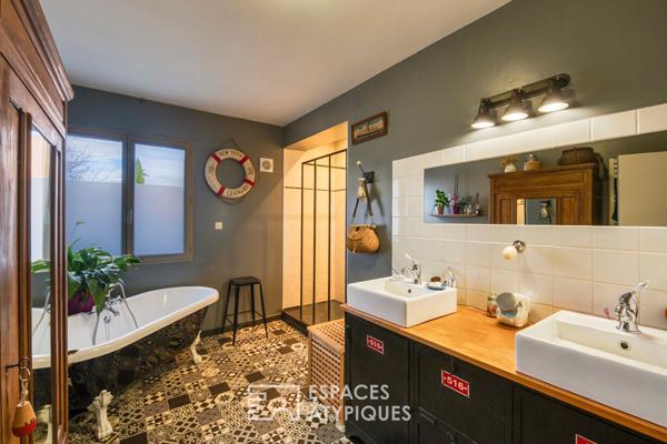 Maison restructurée à l’esprit bohème avec jardin et garage