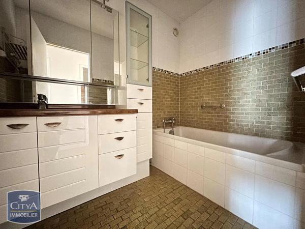 Appartement à louer 4 pièces 91.11m² Niort (79000)