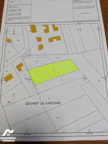 Terrain à bâtir de 2348m² constructible sur la moitié desservi par les réseaux mais non raccordé.