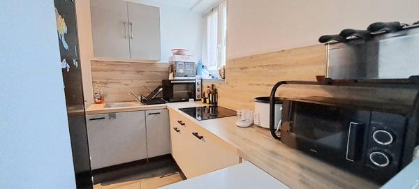 Appartement F1 vendu loué 703 euros charges comprises.