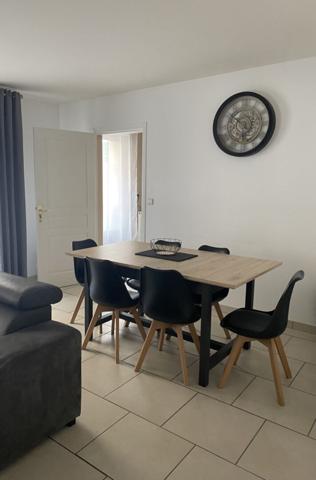 "APPARTEMENT MEUBLÉ 2 PIECES LE MANS 75M2"