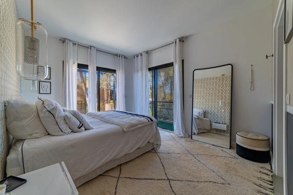 Villa d’Architecte au cœur d’une pinède — Domaine sécurisé au Nord de Montpellier