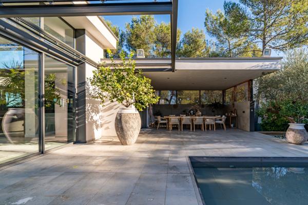 Villa d’Architecte au cœur d’une pinède — Domaine sécurisé au Nord de Montpellier