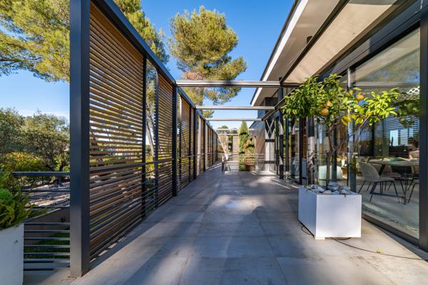 Villa d’Architecte au cœur d’une pinède — Domaine sécurisé au Nord de Montpellier