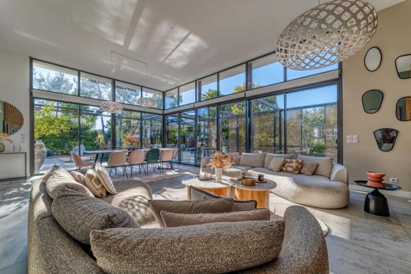 Villa d’Architecte au cœur d’une pinède — Domaine sécurisé au Nord de Montpellier