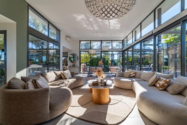 Villa d’Architecte au cœur d’une pinède — Domaine sécurisé au Nord de Montpellier