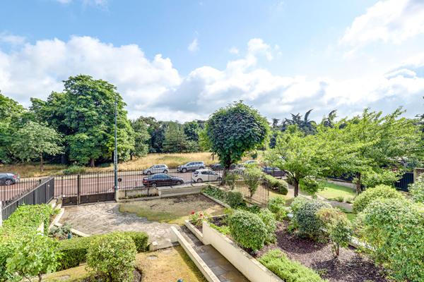 Charenton Le Pont 4 pièce(s) 92 m2 + Balcon  et place de parking - Vue sur le bois