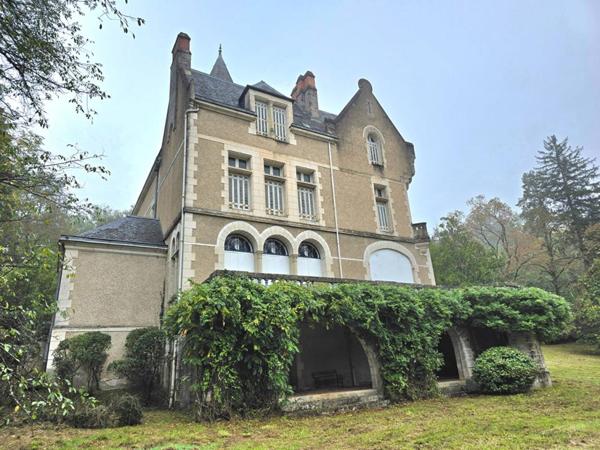 Demeure de prestige de 417m2, sur un terrain de 6ha 23a 18ca, piscine, dépendance et un logement type 4