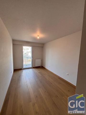 A LOUER F3 RECENT AVEC BALCON TERRASSE ET PARKING - RESIDENCE LE PANORAMIK