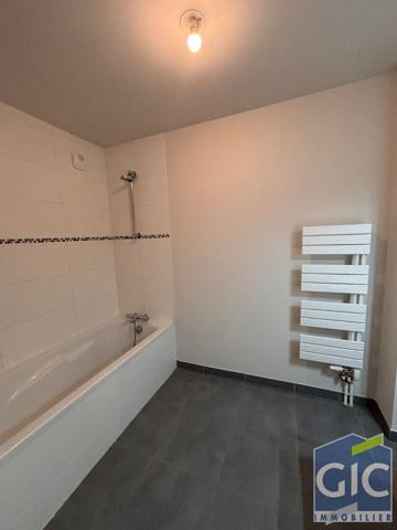 A LOUER F3 RECENT AVEC BALCON TERRASSE ET PARKING - RESIDENCE LE PANORAMIK