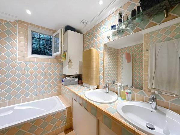 Maison individuelle avec piscine et dépendance – Mougins