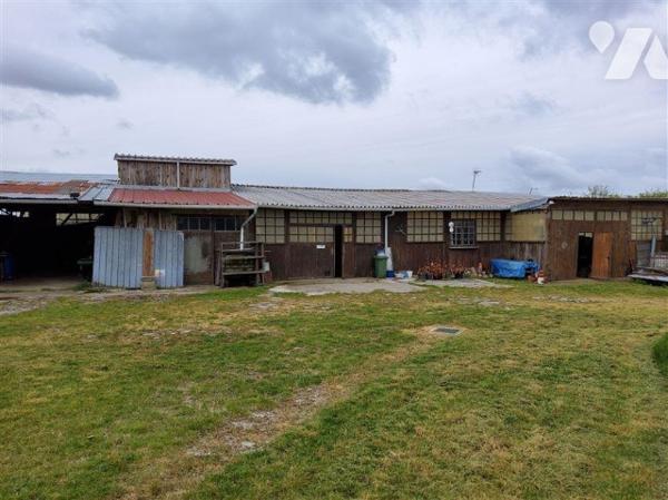 Propriété composée de hangars avec local à usage d'habitation