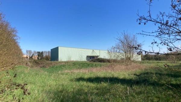 Dépôt industriel de 1500 m² sur 13.631 m² de terrain