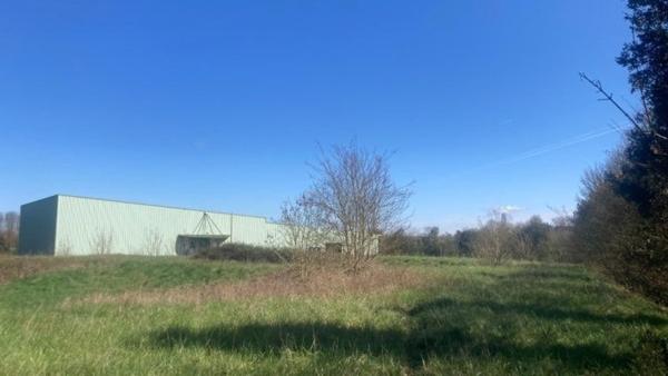 Dépôt industriel de 1500 m² sur 13.631 m² de terrain