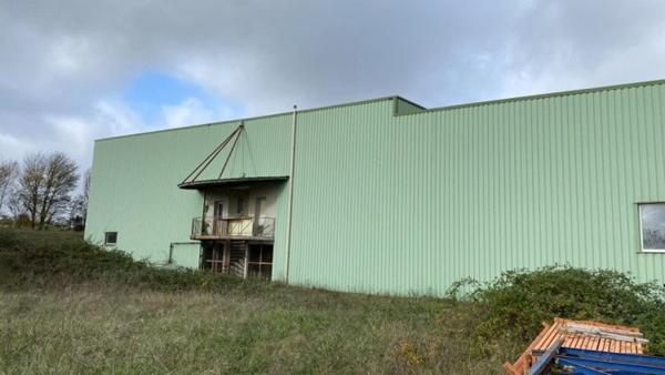 Dépôt industriel de 1500 m² sur 13.631 m² de terrain