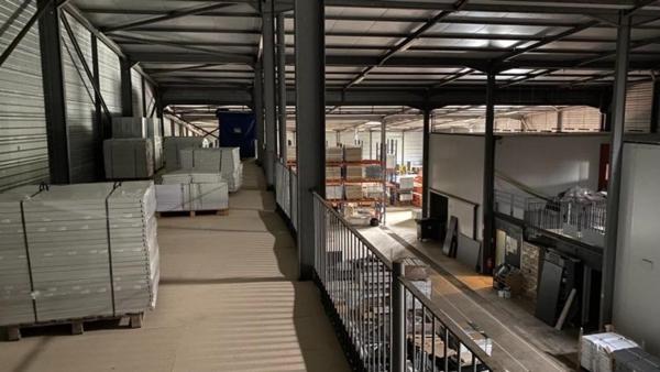 Dépôt industriel de 1500 m² sur 13.631 m² de terrain