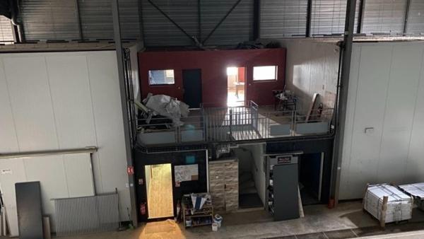 Dépôt industriel de 1500 m² sur 13.631 m² de terrain