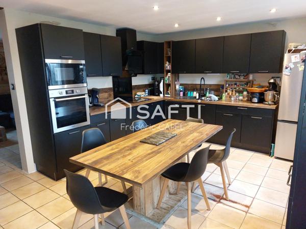 Maison 6 pièces comprenant 4 chambres et garage.