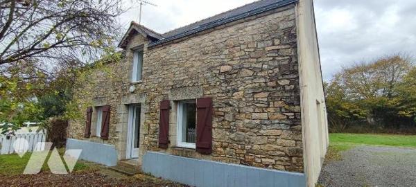 A proximité du Bourg, maison en pierre comprenant belle pièce de vie avec coin cuisine, dégagem...