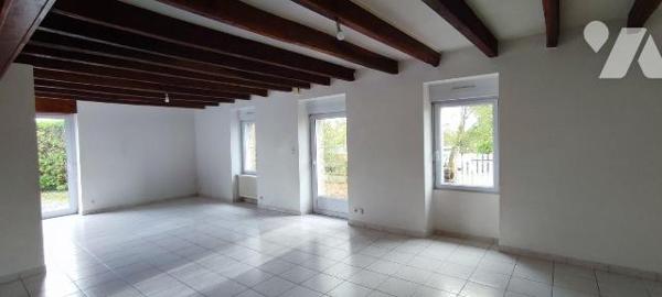 A proximité du Bourg, maison en pierre comprenant belle pièce de vie avec coin cuisine, dégagem...