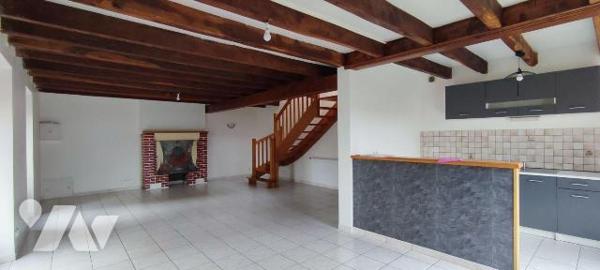 A proximité du Bourg, maison en pierre comprenant belle pièce de vie avec coin cuisine, dégagem...