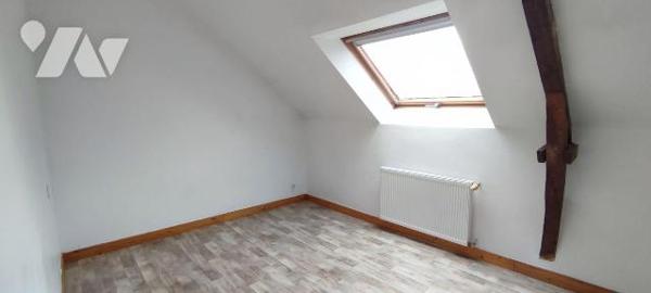 A proximité du Bourg, maison en pierre comprenant belle pièce de vie avec coin cuisine, dégagem...