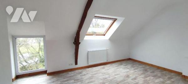 A proximité du Bourg, maison en pierre comprenant belle pièce de vie avec coin cuisine, dégagem...