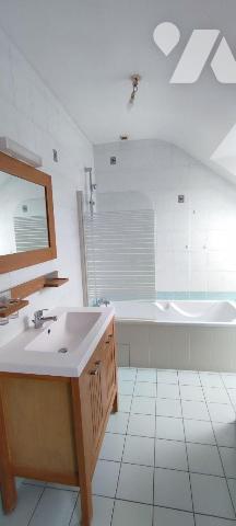 A proximité du Bourg, maison en pierre comprenant belle pièce de vie avec coin cuisine, dégagem...