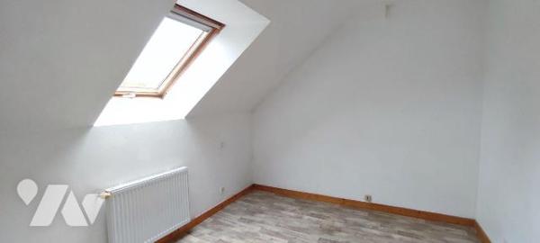 A proximité du Bourg, maison en pierre comprenant belle pièce de vie avec coin cuisine, dégagem...