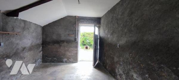 A proximité du Bourg, maison en pierre comprenant belle pièce de vie avec coin cuisine, dégagem...