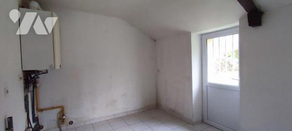 A proximité du Bourg, maison en pierre comprenant belle pièce de vie avec coin cuisine, dégagem...