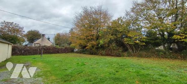 A proximité du Bourg, maison en pierre comprenant belle pièce de vie avec coin cuisine, dégagem...