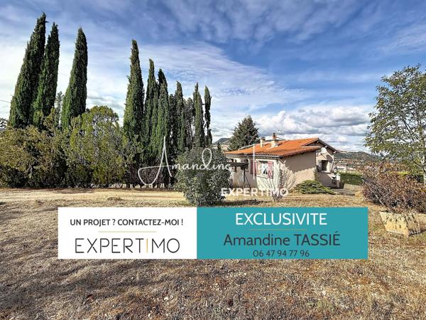 Au calme sur les hauteurs, une maison à rénover avec terrain constructible.