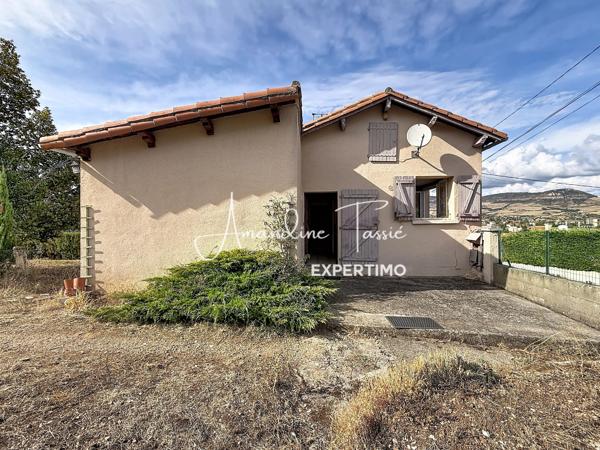 Au calme sur les hauteurs, une maison à rénover avec terrain constructible.