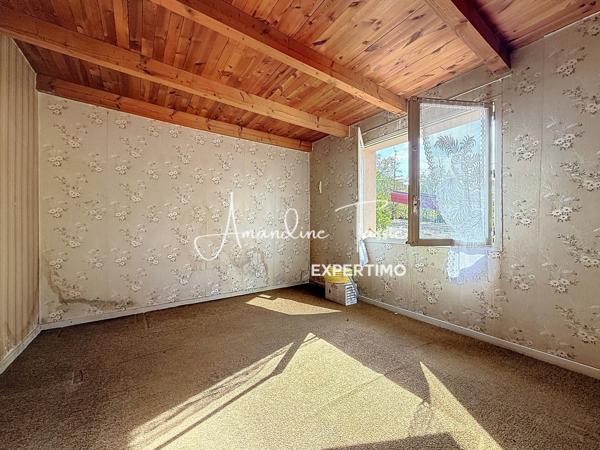 Au calme sur les hauteurs, une maison à rénover avec terrain constructible.
