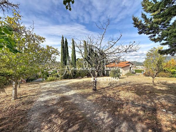 Au calme sur les hauteurs, une maison à rénover avec terrain constructible.