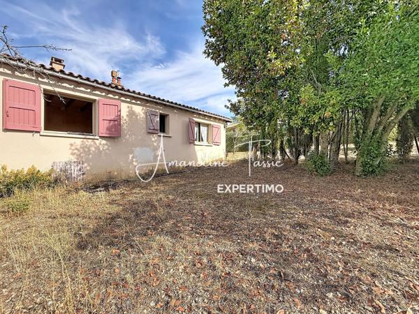 Au calme sur les hauteurs, une maison à rénover avec terrain constructible.