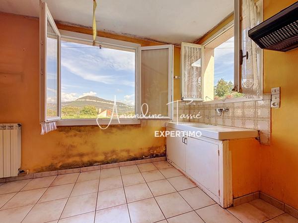 Au calme sur les hauteurs, une maison à rénover avec terrain constructible.