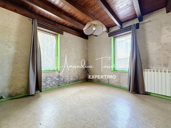 Au calme sur les hauteurs, une maison à rénover avec terrain constructible.