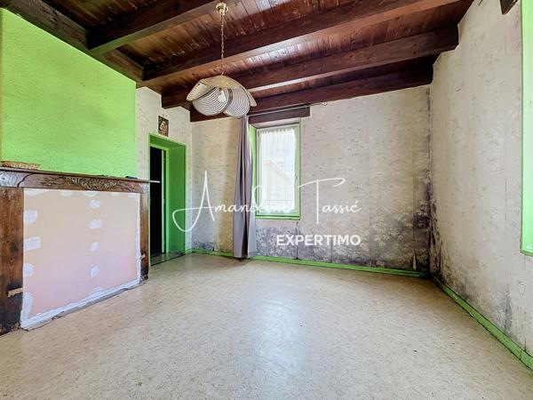 Au calme sur les hauteurs, une maison à rénover avec terrain constructible.