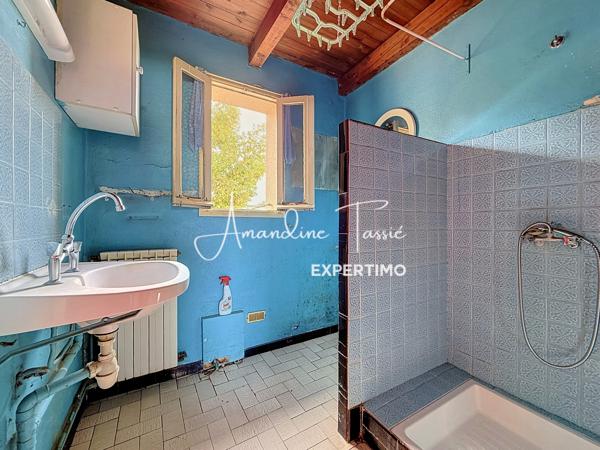Au calme sur les hauteurs, une maison à rénover avec terrain constructible.