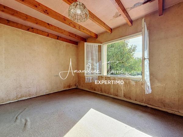 Au calme sur les hauteurs, une maison à rénover avec terrain constructible.