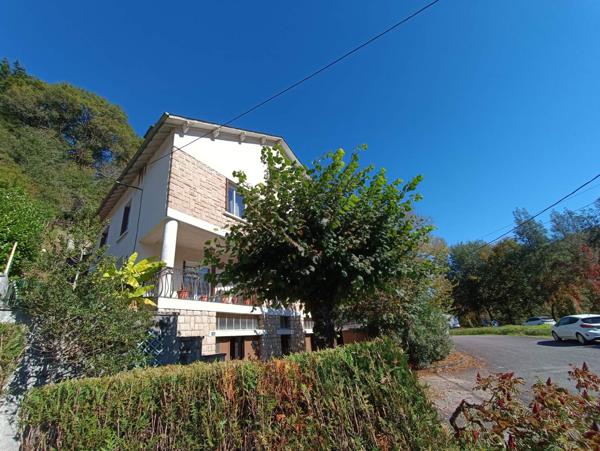 Maison Type T7, 5 chambres, 3 terrasses, garages, sur terrain d’environ 1151 m²
