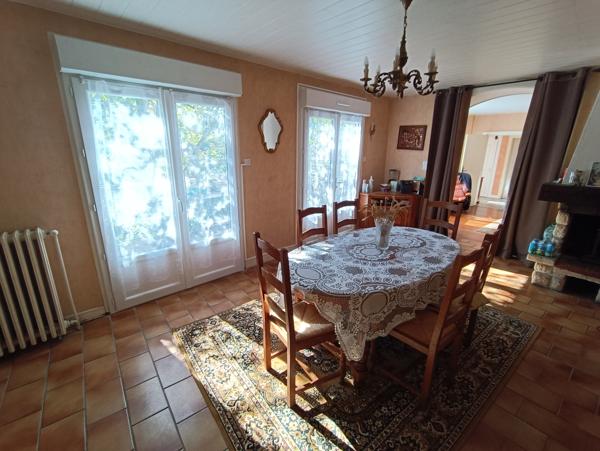 Maison Type T7, 5 chambres, 3 terrasses, garages, sur terrain d’environ 1151 m²