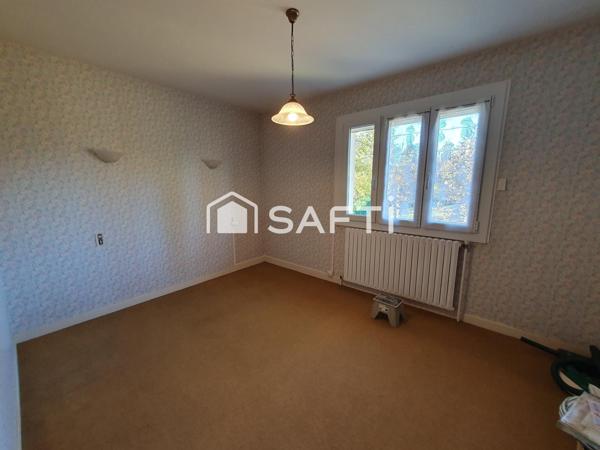 Jolie maison lumineuse sur sous-sol