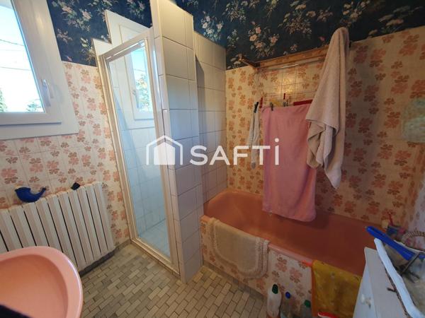 Jolie maison lumineuse sur sous-sol