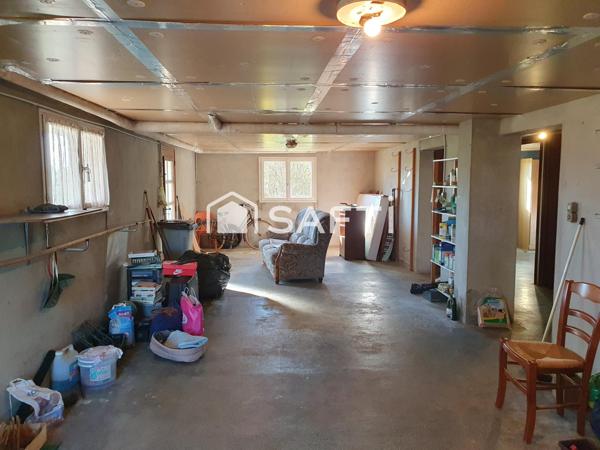 Jolie maison lumineuse sur sous-sol