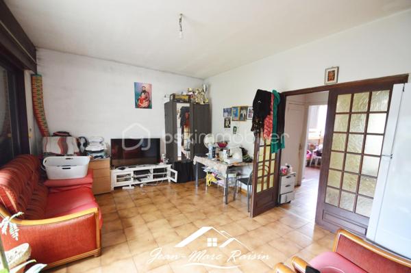 # DRANCY – Appartement avec un potentiel exceptionnel ! 65 m² habitables + sous-sol aménageable – 3 parkings et garage.

**Vous recherchez un bien à personnaliser selon vos envies ? Cette opportunité est faite pour vous !**

Situé en rez de chaussée, cet appartement de 65 m² offre un potentiel rare grâce à son vaste sous-sol (non compris dans la surface habitable), permettant d'imaginer un espace de vie beaucoup plus important.

L'étage principal se compose d'une entrée, d'un séjour, d'une cuisine indépendante, de deux chambres, salle d'eau et WC.

Le véritable plus de ce bien se trouve au sous-sol. Cet espace offre de nombreuses possibilités d'aménagement : trois chambres supplémentaires, seconde cuisine, d'une salle d'eau , WC, d'un espace de loisirs, d'un bureau pour le télétravail ou encore d'un logement pour accueillir famille et amis (sous réserve des autorisations et réglementations en vigueur).

À l'extérieur, vous bénéficierez d'un confort de stationnement particulièrement rare avec TROIS places de parking privatives ainsi qu'un garage fermé.

L'appartement nécessite des travaux de rénovation et un important rafraîchissement, laissant libre cours à votre imagination pour créer un bien entièrement à votre image.

### Les atouts ###
✔ Rez-de-chaussée pratique et accessible
✔ 2 chambres existantes
✔ Sous-sol offrant un fort potentiel d'aménagement
✔ Cuisine indépendante
✔ 3 places de stationnement privatives
✔ Garage fermé

### situation ###
Quartier le petit Drancy,
🚋 À proximité de la station Drancy–Bobigny du tramway T1.
🚇 Accès rapide à la future ligne 15 du Grand Paris Express (station Drancy–Bobigny), un véritable atout pour la valorisation du secteur.
🛍️ Commerces de proximité, écoles et services accessibles rapidement.
🚗 Accès facile à l'A86, à la N186 et aux principaux axes routiers.

Une visite vous permettra de mesurer tout le potentiel de ce bien unique sur le secteur.