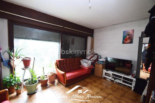 # DRANCY – Appartement avec un potentiel exceptionnel ! 65 m² habitables + sous-sol aménageable – 3 parkings et garage.

**Vous recherchez un bien à personnaliser selon vos envies ? Cette opportunité est faite pour vous !**

Situé en rez de chaussée, cet appartement de 65 m² offre un potentiel rare grâce à son vaste sous-sol (non compris dans la surface habitable), permettant d'imaginer un espace de vie beaucoup plus important.

L'étage principal se compose d'une entrée, d'un séjour, d'une cuisine indépendante, de deux chambres, salle d'eau et WC.

Le véritable plus de ce bien se trouve au sous-sol. Cet espace offre de nombreuses possibilités d'aménagement : trois chambres supplémentaires, seconde cuisine, d'une salle d'eau , WC, d'un espace de loisirs, d'un bureau pour le télétravail ou encore d'un logement pour accueillir famille et amis (sous réserve des autorisations et réglementations en vigueur).

À l'extérieur, vous bénéficierez d'un confort de stationnement particulièrement rare avec TROIS places de parking privatives ainsi qu'un garage fermé.

L'appartement nécessite des travaux de rénovation et un important rafraîchissement, laissant libre cours à votre imagination pour créer un bien entièrement à votre image.

### Les atouts ###
✔ Rez-de-chaussée pratique et accessible
✔ 2 chambres existantes
✔ Sous-sol offrant un fort potentiel d'aménagement
✔ Cuisine indépendante
✔ 3 places de stationnement privatives
✔ Garage fermé

### situation ###
Quartier le petit Drancy,
🚋 À proximité de la station Drancy–Bobigny du tramway T1.
🚇 Accès rapide à la future ligne 15 du Grand Paris Express (station Drancy–Bobigny), un véritable atout pour la valorisation du secteur.
🛍️ Commerces de proximité, écoles et services accessibles rapidement.
🚗 Accès facile à l'A86, à la N186 et aux principaux axes routiers.

Une visite vous permettra de mesurer tout le potentiel de ce bien unique sur le secteur.